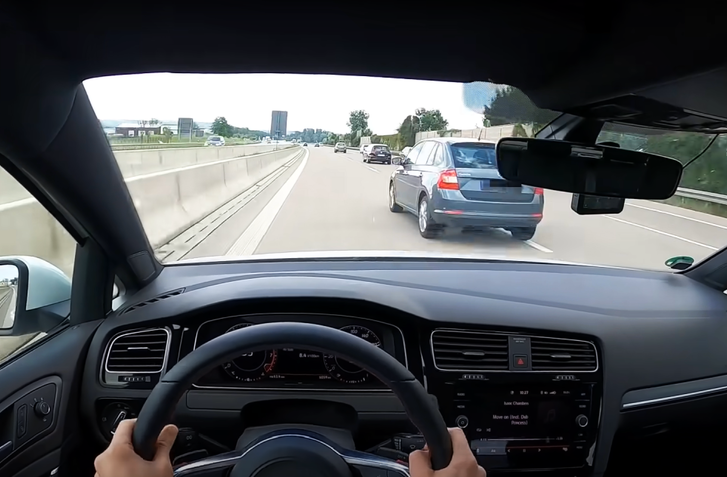 KTO JE NA VINE? VW GOLF GTI NARAZIL NA AUTOBAHNE DO ŠKODY RAPID V RÝCHLOSTI OKOLO 240 KM/H