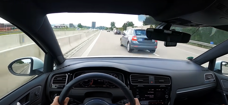 Kto je na vine? VW Golf GTI narazil na Autobahne do Škody Rapid v rýchlosti okolo 240 km/h