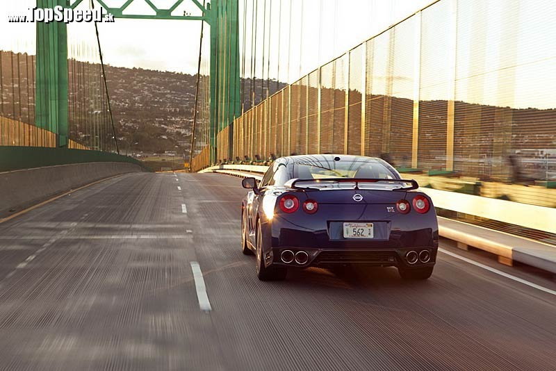 Nissan-GT-R-rear-view