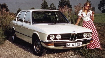 BMW OZNAČUJE SVOJE MODELY PODĽA ROVNAKÉHO KĽÚČA UŽ 50 ROKOV. PRVÝM BOLO BMW RADU 5, E12