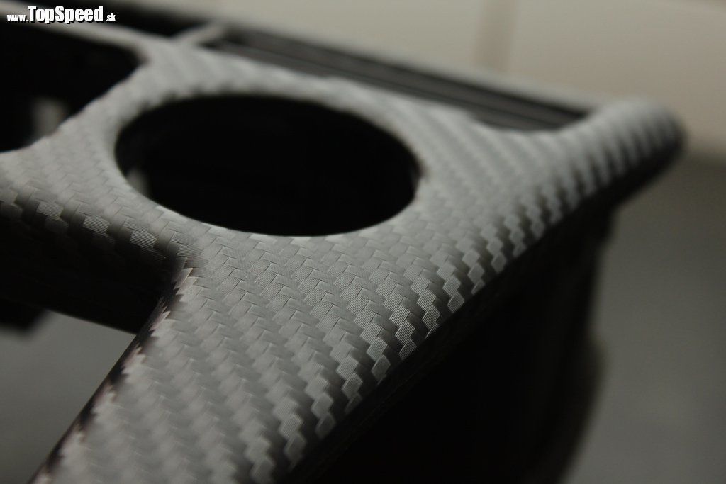 Karbónová fólia od výrobcu 3M má matnú povrchovú úpravu a skutočný 3D štrukturovaný povrch, ktorý cítite aj na dotyk.