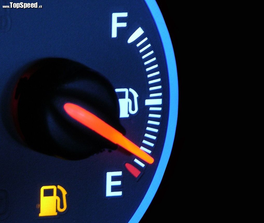 Až polovica ceny litra benzínu ide štátu.