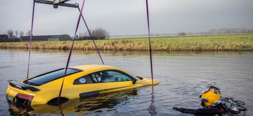 Audi R8 V10 Plus vzal na výlet a skončil v rieke