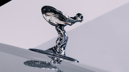 Rolls-Royce má novú Spirit of Ecstasy. Aerodynamicky optimalizovanú pre elektromobily