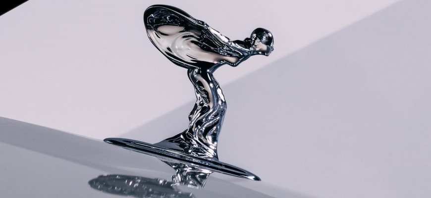 Rolls-Royce má novú Spirit of Ecstasy. Aerodynamicky optimalizovanú pre elektromobily
