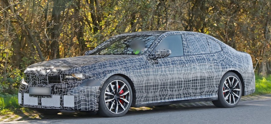 Spaľovacie trojkové BMW predsa len prežije?