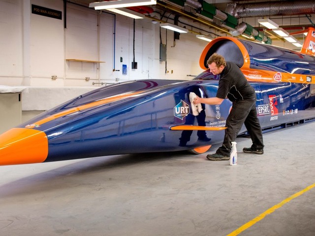 Машина Bloodhound SSC