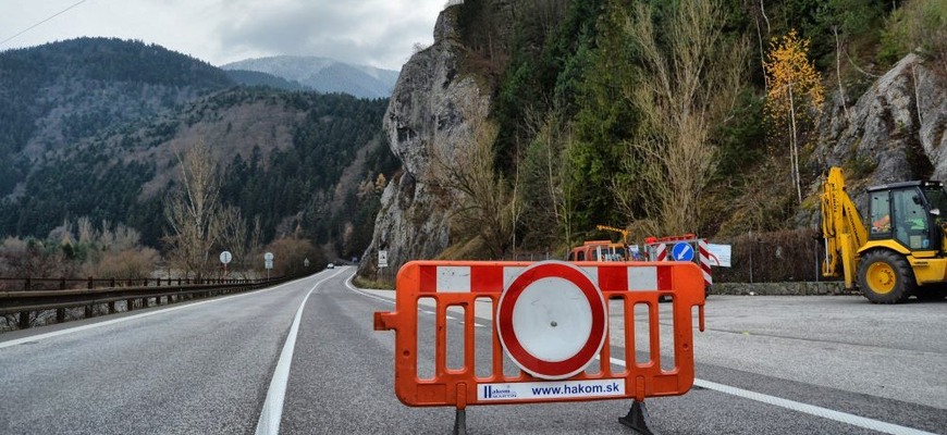 Pozor, obmedzia vyťaženú cestu pod Strečnom, dopravu načas kompletne stopnú