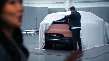 VOLVO PRI PREMIÉRE ES90 „OMYLOM“ ODHALILO ĎALŠIU NOVINKU, CROSSOVER EX60