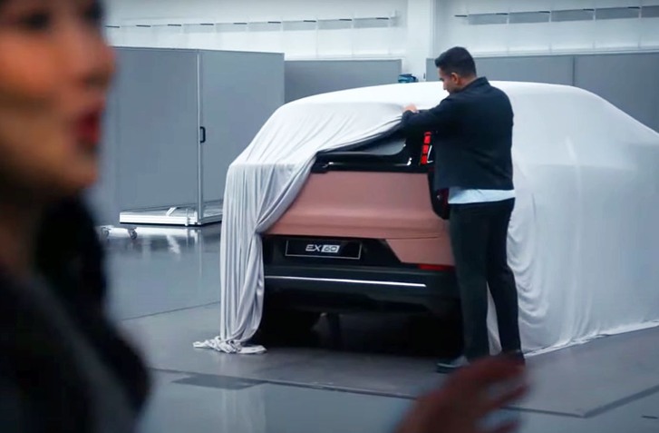 VOLVO PRI PREMIÉRE ES90 „OMYLOM“ ODHALILO ĎALŠIU NOVINKU, CROSSOVER EX60