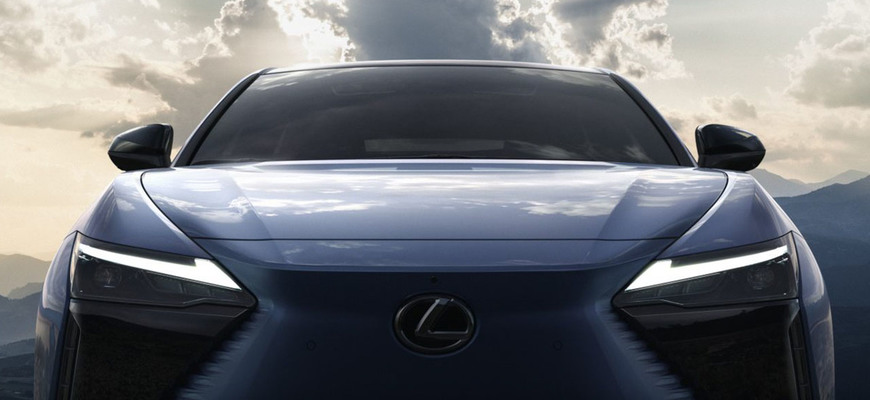 Lexus RZ 450e poodhalil interiér, elektromobil bude mať kontroverzný volant