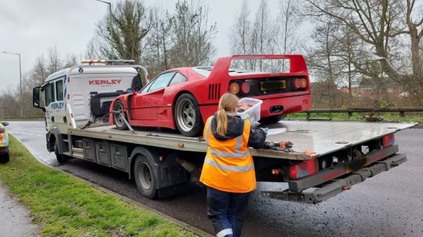 KÚPIL LUXUSNÉ FERRARI ZA MILIÓN A CHCEL ŠETRIŤ NA POISTKE. POLÍCIA MU HO ROVNO ZHABALA!