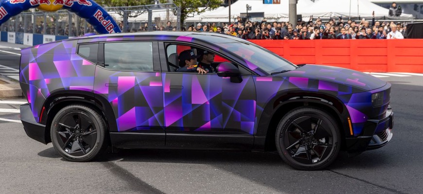Radikálna nová Honda má za sebou verejnú premiéru! Rivala Tesly Model Y osedlal majster sveta F1