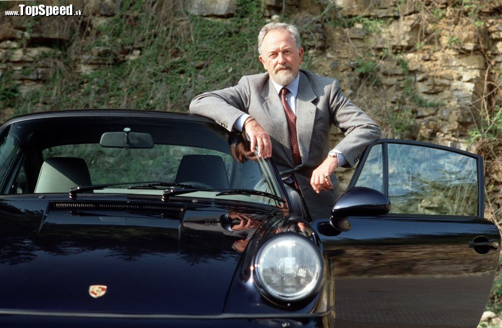 Ferdinand Alexander Porsche pózuje pri 911 Carrera 2 3,6 Coupé modelového ročníka 1992