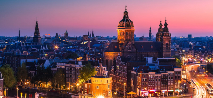 Amsterdam zakáže autá so spaľovacím motorom do r2030