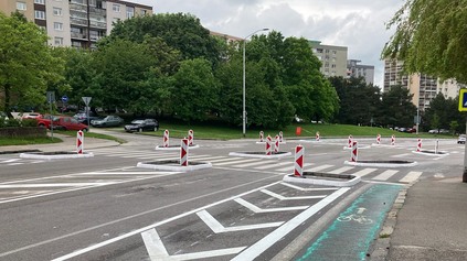 NOVÝ DRUH KRIŽOVATKY NA SLOVENSKU: ZNIŽUJE RÝCHLOSŤ ÁUT A NASCHVÁL ICH OBMEDZUJE VEĽA OSTROVČEKMI!