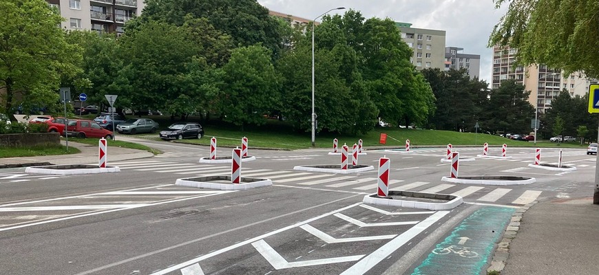Nový druh križovatky na Slovensku: Znižuje rýchlosť áut a naschvál ich obmedzuje veľa ostrovčekmi!