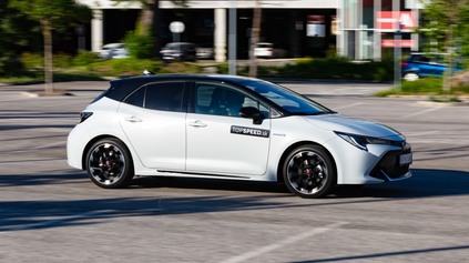 TEST TOYOTA COROLLA 2.0 HYBRID: ATLETIKA NA BATERKY