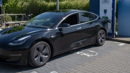 Tesla v daždi by mohla byť čoskoro schopná automaticky zatvárať okná, aby do nej nepršalo