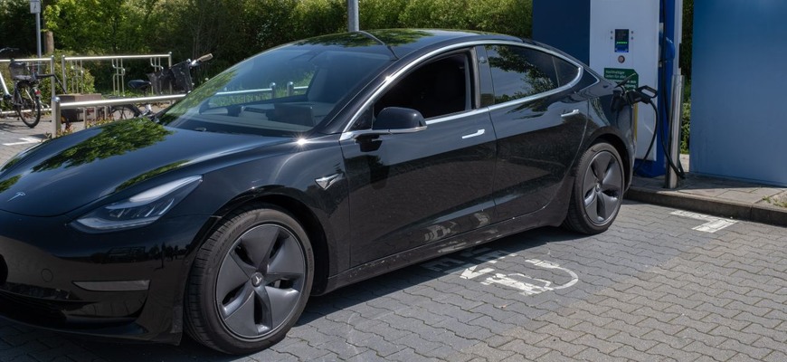 Tesla v daždi by mohla byť čoskoro schopná automaticky zatvárať okná, aby do nej nepršalo