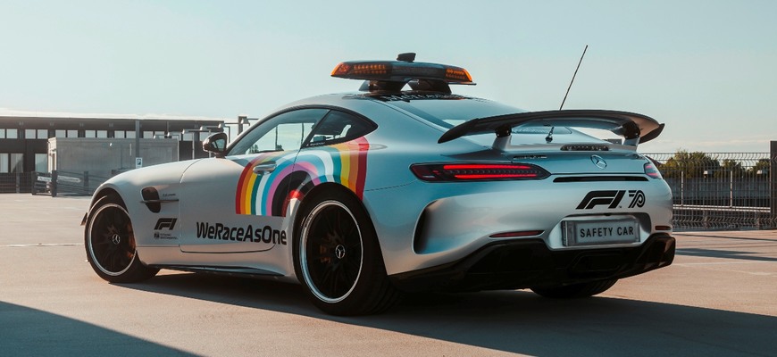 F1 má nový safety car, Mercedes-AMG GT R s dúhou a spotrebou 13 l/100 km