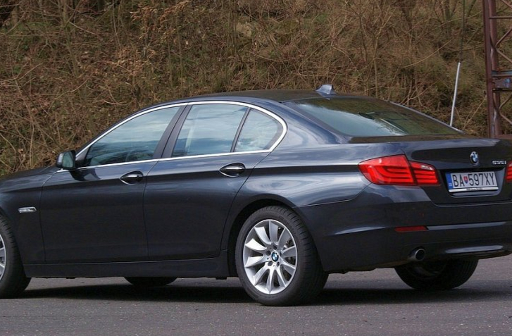BMW je právom hrdé na dynamický dizajn šiestej generácie radu 5. Je naozaj vycibrený a solídny, žiadne výstrelky, žiadne šoky!