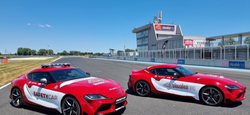 SlovakiaRing safety car a leading car používa dve Toyoty GR Supra