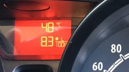 TEPLOMER V AUTE UKAZUJE AJ 50 °C? NIE JE POKAZENÝ. VÄČŠINA VODIČOV NETUŠÍ, ČO VLASTNE MERIA