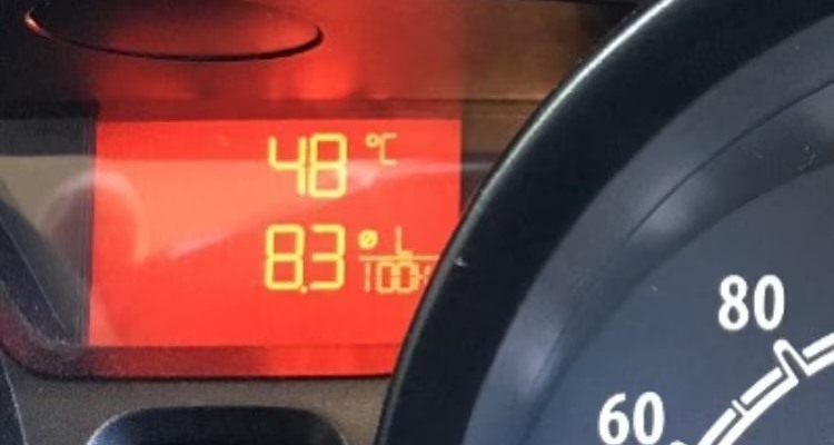 Teplomer v aute ukazuje aj 50 °C? Nie je pokazený. Väčšina vodičov netuší, čo vlastne meria