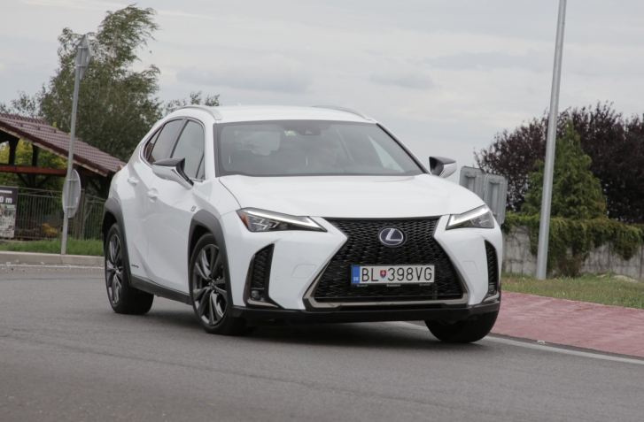 TEST LEXUS UX 250H AWD: ROZTOMILÝ ŠTÝLOVÝ SCHIZOFRENIK