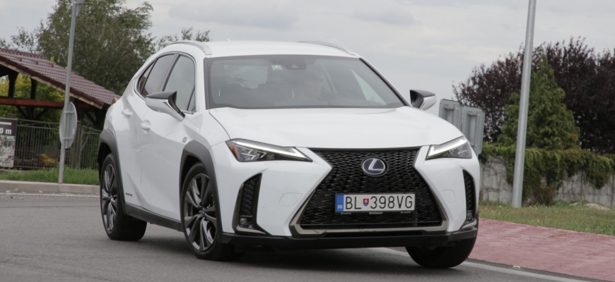 Test Lexus UX 250h AWD: Roztomilý štýlový schizofrenik