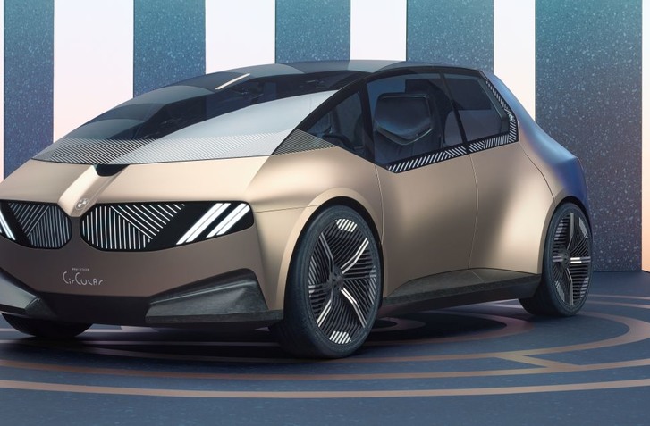 BMW I VISION CIRCULAR. 100-PERCENTNÝ RECYKLÁT DOKAZUJE, ŽE OBLIČKY MAJÚ STÁLE KAM RÁSŤ