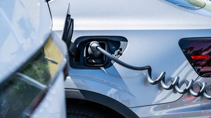 VEĽKÁ AUTOMOBILKA ZMENILA NÁZOR: NEBUDE LEN ČISTO VÝROBCOM ELEKTROMOBILOV TAK RÝCHLO, AKO TVRDILA
