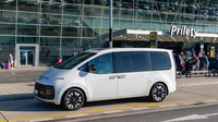 TEST HYUNDAI STARIA HYBRID: IDEÁL LETISKOVÝCH TRANSFEROV?