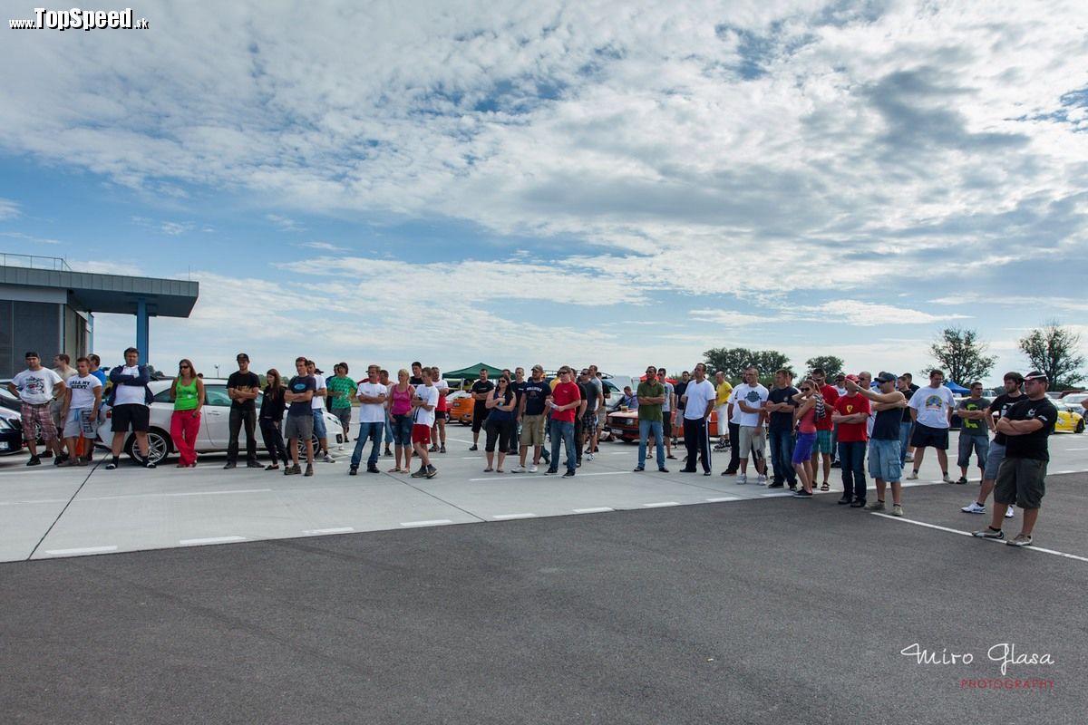 Pretekanie sa začína rozpravou jazdcov. V DrivingAcademy je jej súčasťou aj demo jazda, aby každý pochopil trať správne.