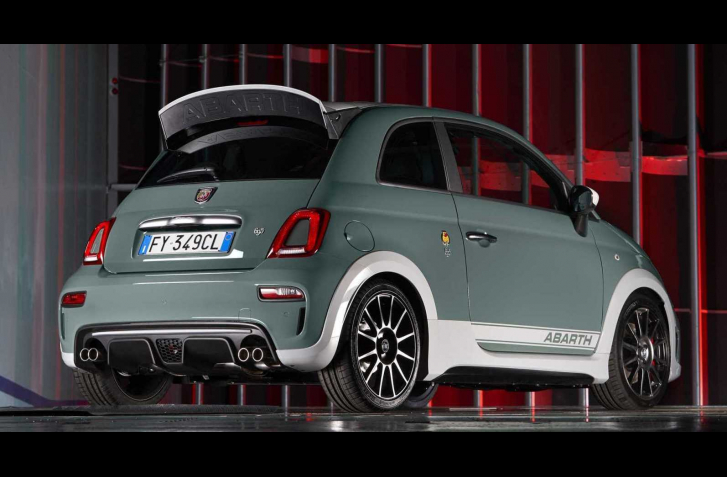 ABARTH 695 S NASTAVITEĽNÝM KRÍDLOM BUDE HVIEZDA SÚKROMNÝCH ZBIEROK