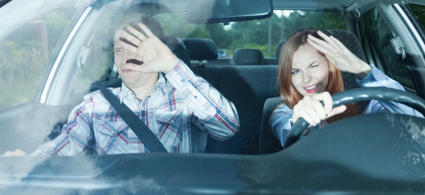 Oslnenie svetlometmi – sú dnešné svetlá nebezpečne jasné? Stretávate sa s tým aj vy?