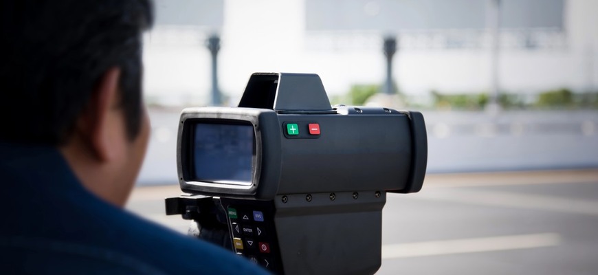 Zvýšené pokuty za rýchlosť: Po novom budú môcť zadržať vodičák na mieste