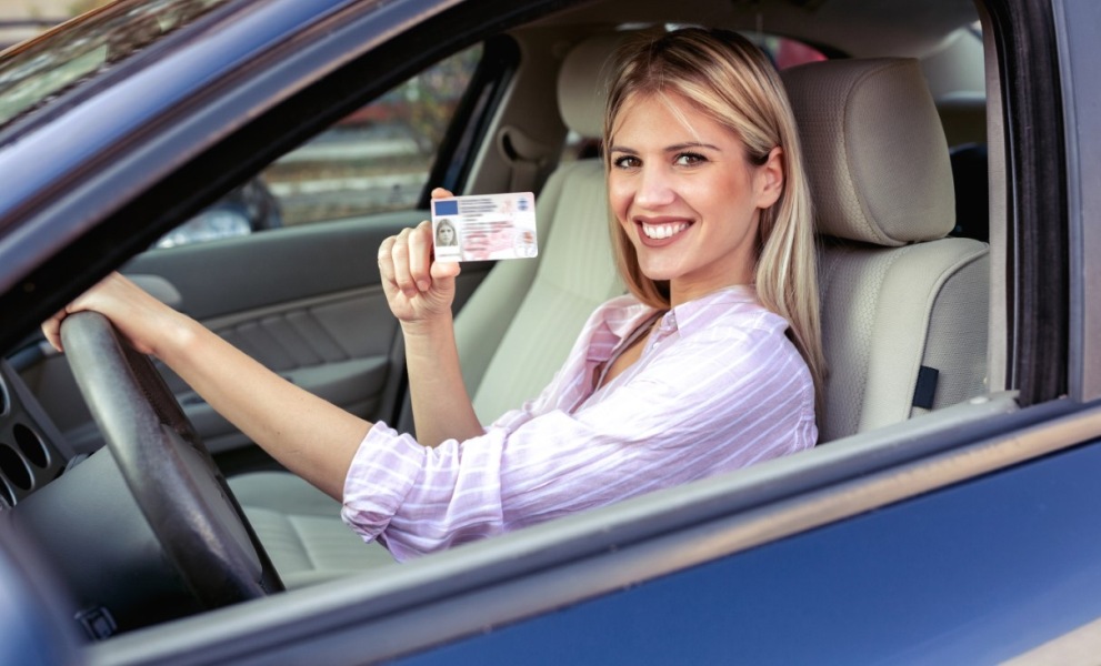 VODIČÁK NA AUTO LEN SO STREDNOU ŠKOLOU? SLOVENSKO SPRÍSŇUJE PRAVIDLÁ