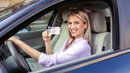 VODIČÁK NA AUTO LEN SO STREDNOU ŠKOLOU? SLOVENSKO SPRÍSŇUJE PRAVIDLÁ