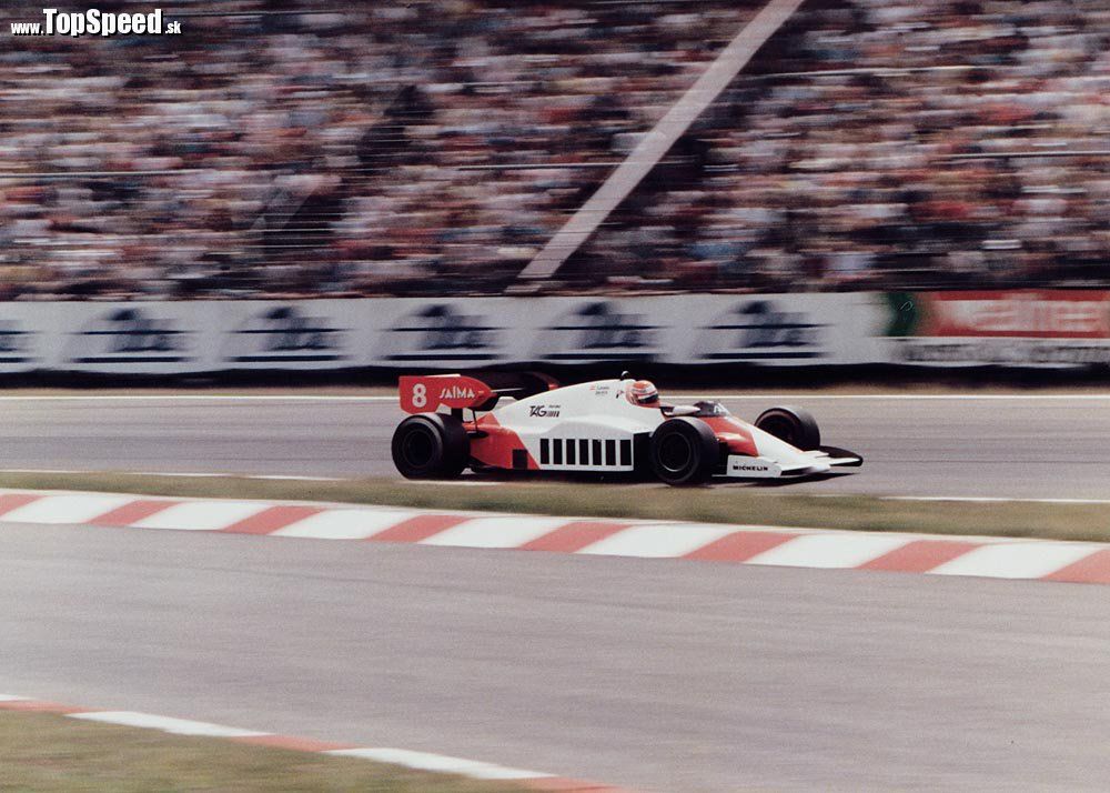 Niki Lauda šoféruje svoj McLaren MP4/2 na trati Hockenheim tesne pred cieľovou rovinkou (sezóna 1984). Pred sebou mal už iba Alaina Prosta...