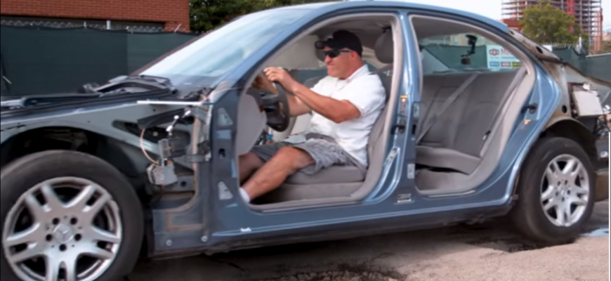 Môže výtlk zapríčiniť vystrelenie airbagu?