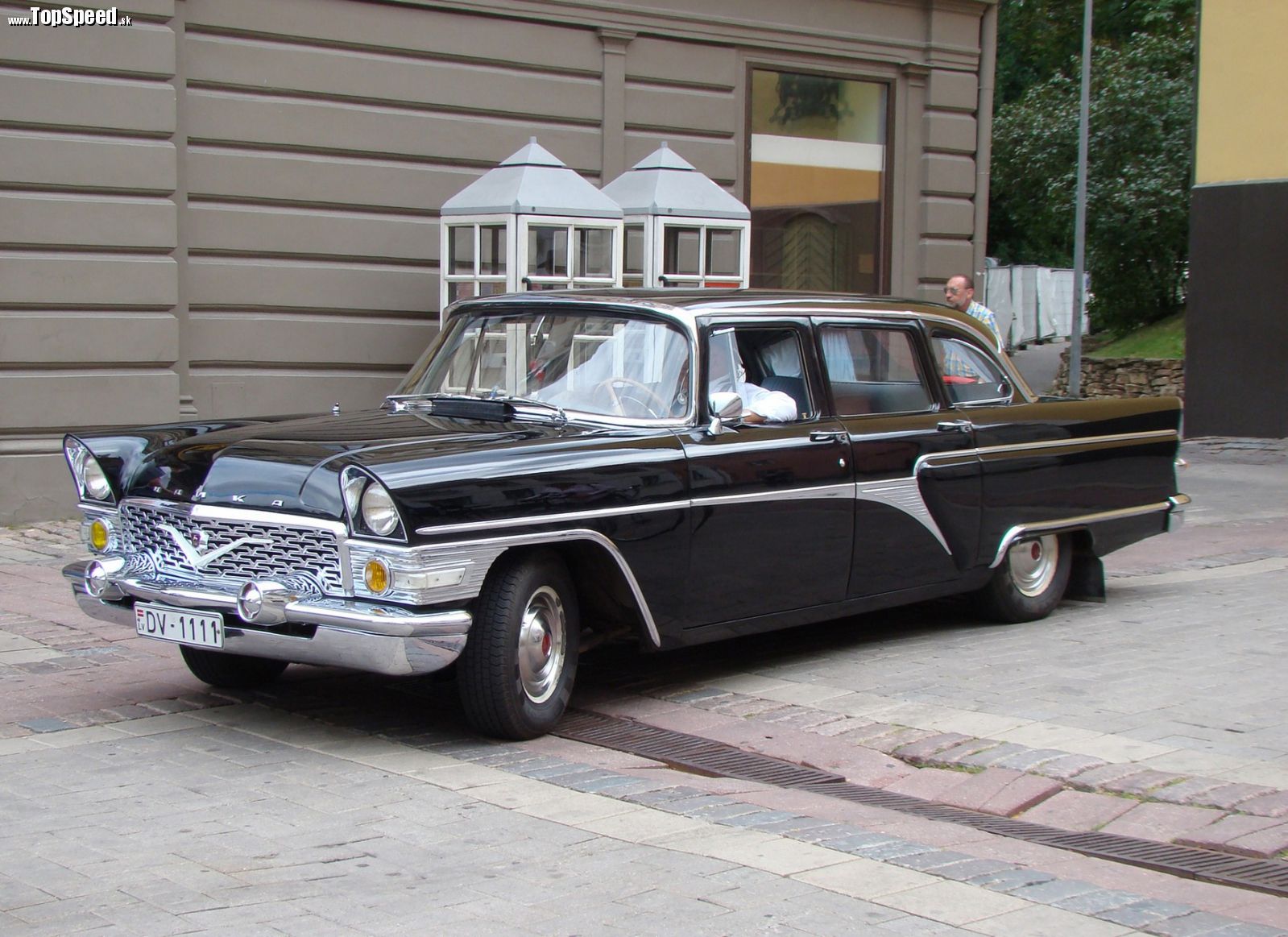 GAZ v minulosti vyrábal vládne limuzíny pre sovietskych predstaviteľov vlády.