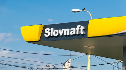 Chcú zmeniť mimoriadnu daň pre Slovnaft. Ohrozí to ceny tankovania a zelené investície?