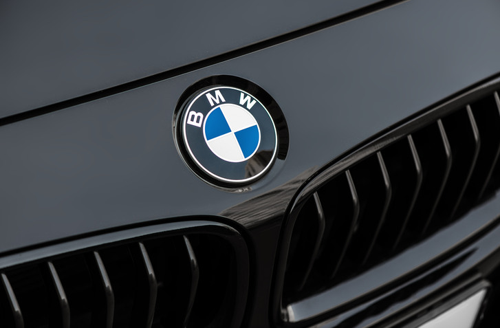 EKOAKTIVISTI CHCELI ODSTAVIŤ SPAĽOVACIE MOTORY BMW. TAKTO ODIŠLI S DLHÝM NOSOM