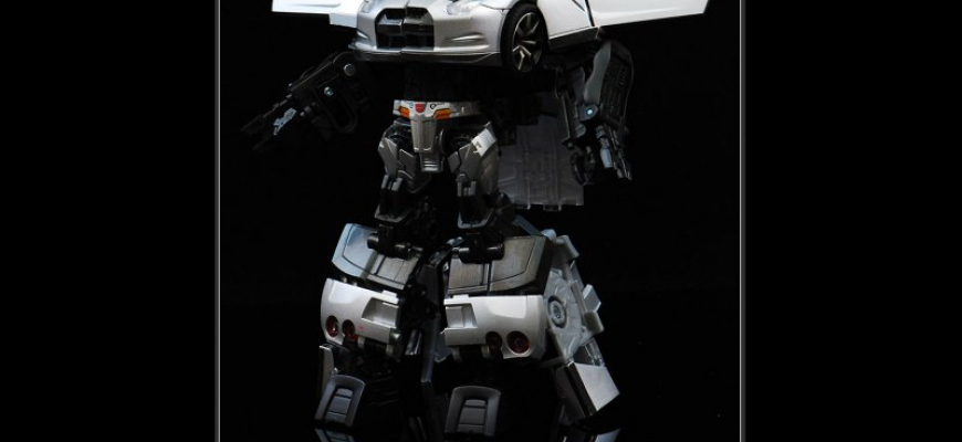 Nissan GT-R a Audi R8 ako transformers
