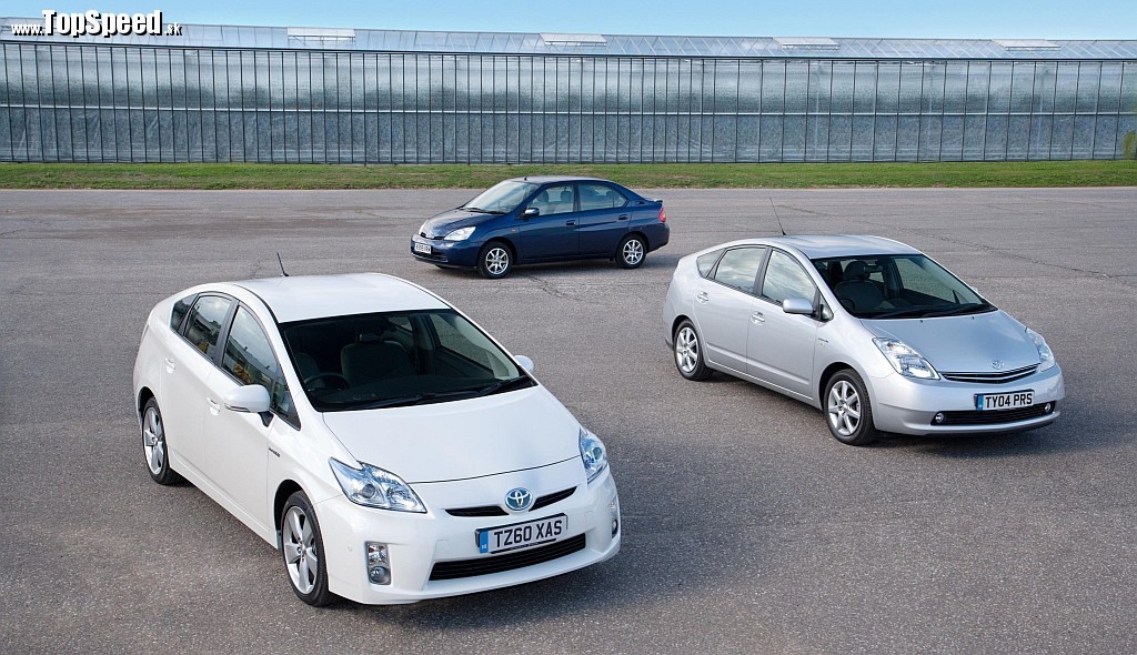 Všetky 3 generácie populárneho Priusu na porovnanie. Do dnešného dňa automobilka Toyota vyrobila a predala takmer 5 miliónov hybridov.