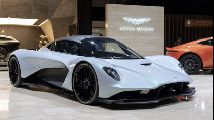 ASTON MARTIN HYPERCAR JE OHROMUJÚCI. JEHO MENO AM-RB 003 UŽ MENEJ