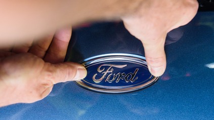 FORD ROZDELÍ SVOJE AKTIVITY NA DVE DIVÍZIE, KONIEC SPAĽOVACÍCH MOTOROV NECHYSTÁ