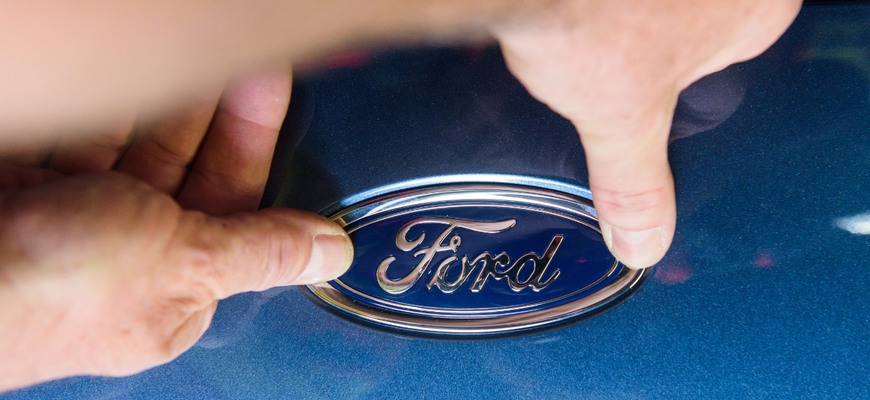 Ford rozdelí svoje aktivity na dve divízie, koniec spaľovacích motorov nechystá